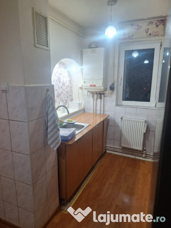Închiriez apartament 3 camere pe strada Toamnei nr. 1