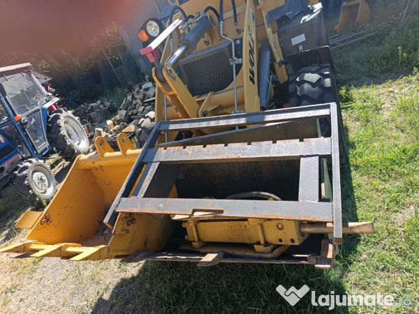 Buldoexcavator WOLF an 2020 cu doar 100 ore 