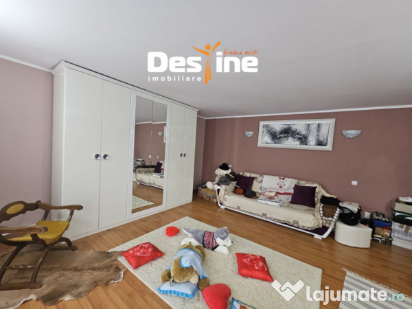 Casa cu etaj si mansarda, 7.200 mp teren, in comuna Probota 