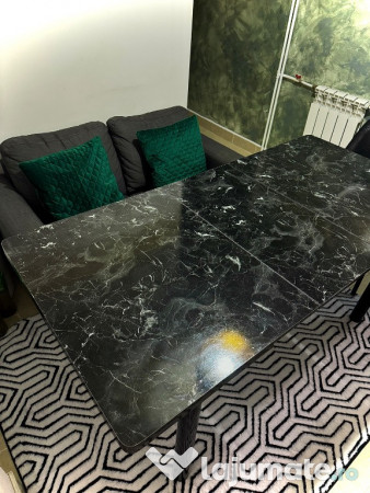 Masă extensibila cu 4 scaune 