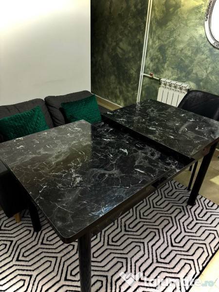 Masă extensibila cu 4 scaune 