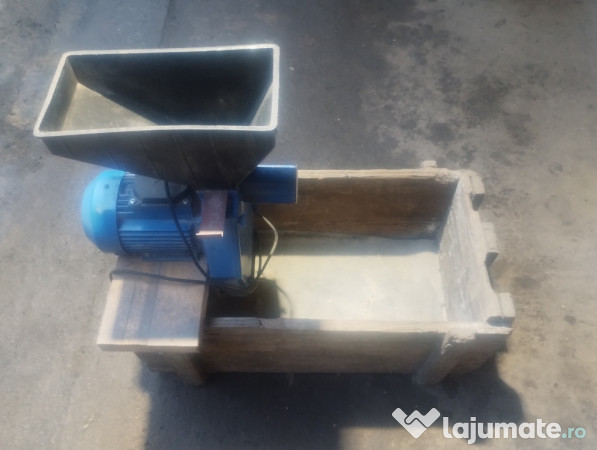 Moara cereale montată pe o ladă de lemn 