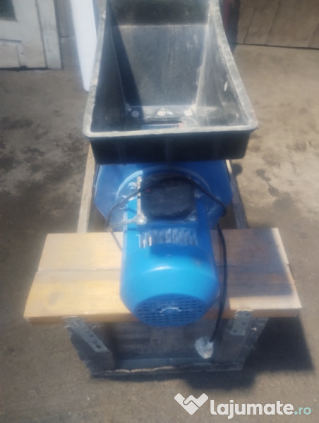 Moara cereale montată pe o ladă de lemn 