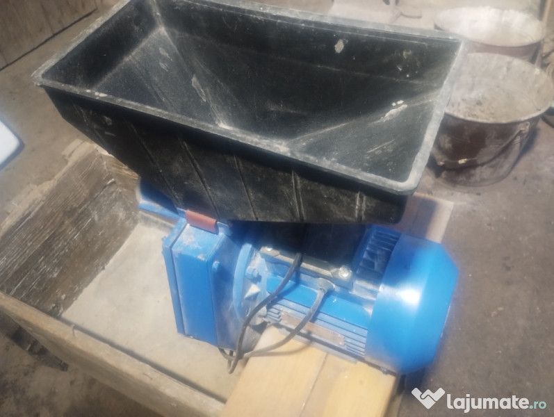 Moara cereale montată pe o ladă de lemn 