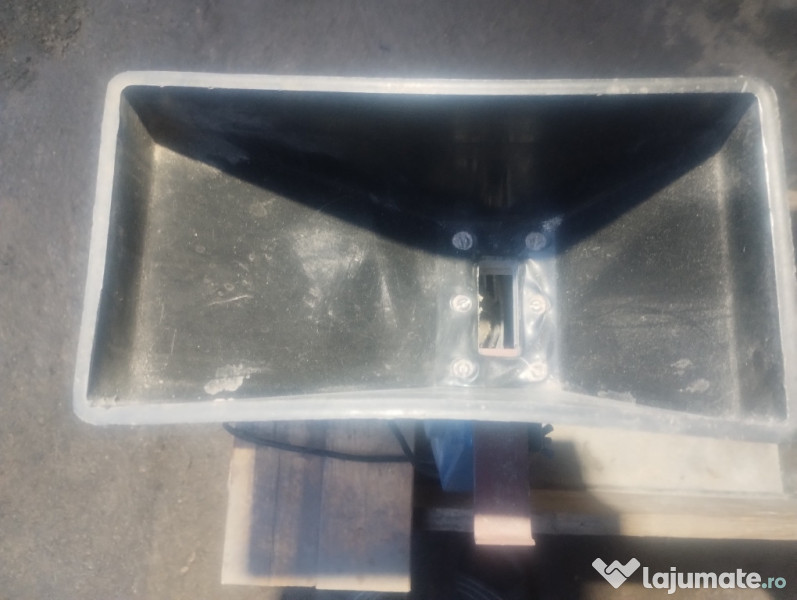 Moara cereale montată pe o ladă de lemn 