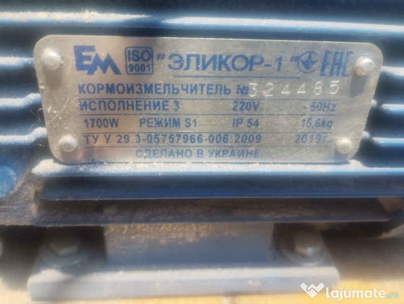 Moara cereale montată pe o ladă de lemn 