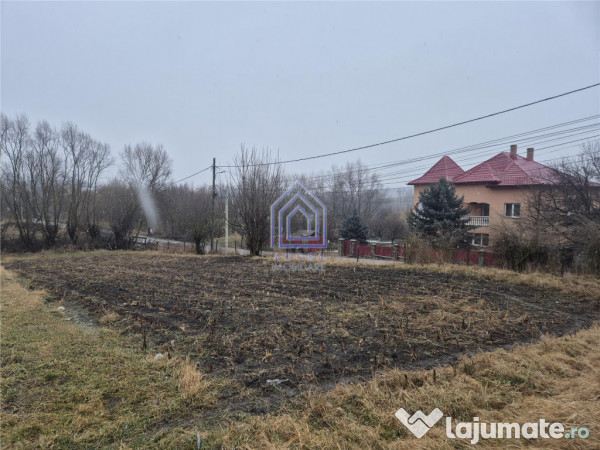 Teren 2300 mp cu casa batraneasca Liteni, Moara - central