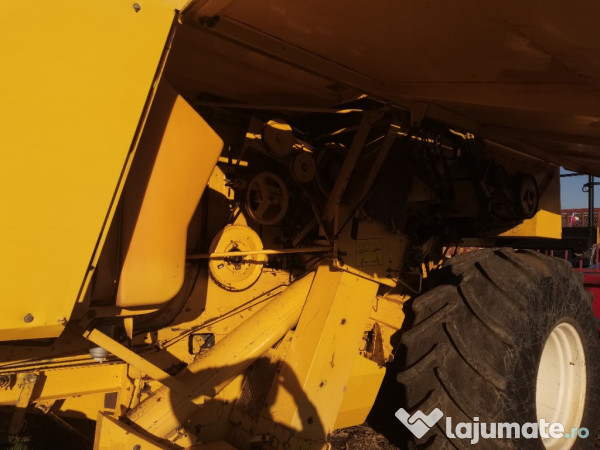 Combina agricola New Holland tx 66 