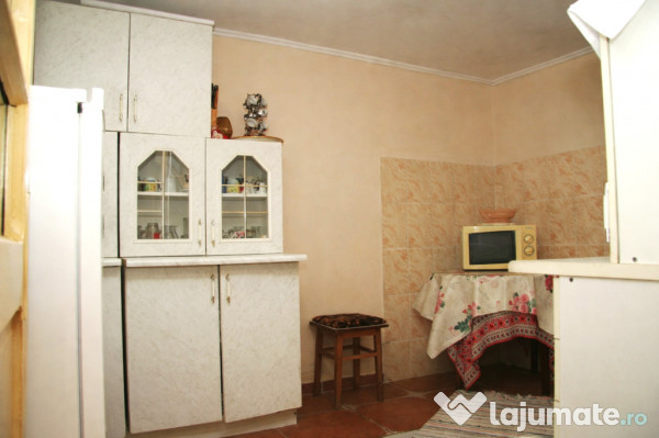 Casa gospodarului, bine întreținută, cu teren generos – Comarnic 