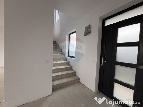 Casă / Vilă cu 4 camere de vânzare 