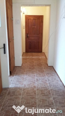 Apartament trei camere etaj 2 nemobilat 9 Mai vis - a - vis de Sportiv 