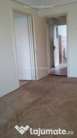 Apartament trei camere etaj 2 nemobilat 9 Mai vis - a - vis de Sportiv 