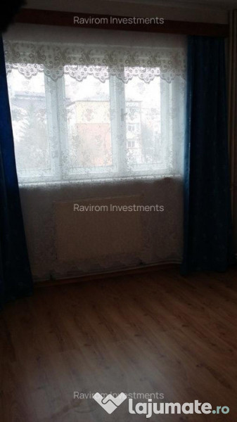 Apartament trei camere etaj 2 nemobilat 9 Mai vis - a - vis de Sportiv 
