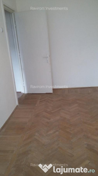 Apartament trei camere etaj 2 nemobilat 9 Mai vis - a - vis de Sportiv 
