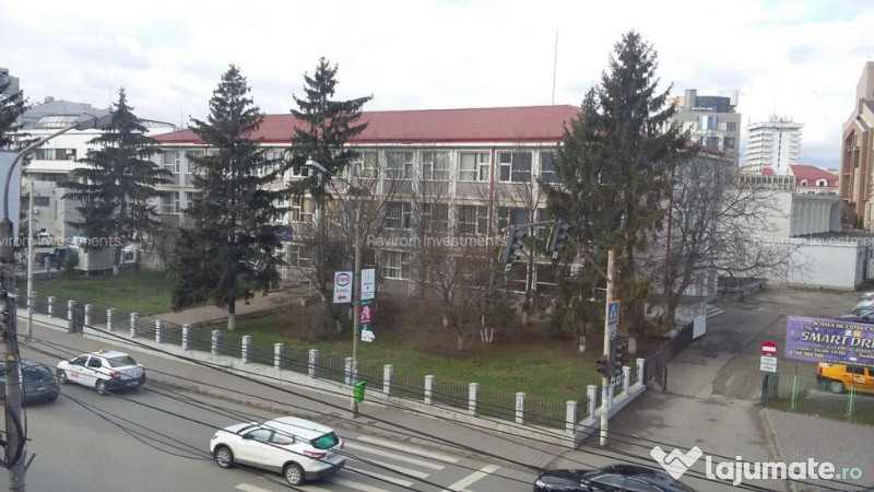 Apartament trei camere etaj 2 nemobilat 9 Mai vis - a - vis de Sportiv 