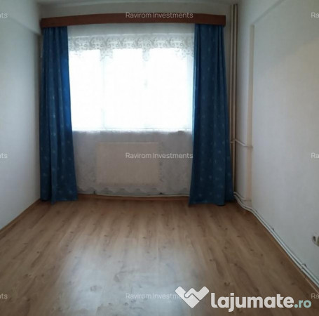Apartament trei camere etaj 2 nemobilat 9 Mai vis - a - vis de Sportiv 