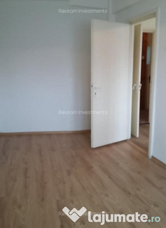 Apartament trei camere etaj 2 nemobilat 9 Mai vis - a - vis de Sportiv 