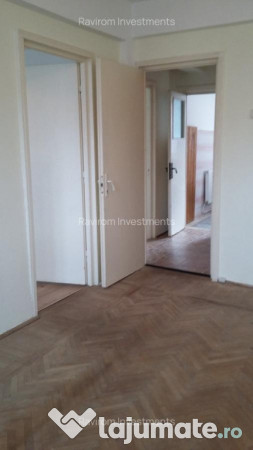 Apartament trei camere etaj 2 nemobilat 9 Mai vis - a - vis de Sportiv 
