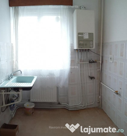 Apartament trei camere etaj 2 nemobilat 9 Mai vis - a - vis de Sportiv 