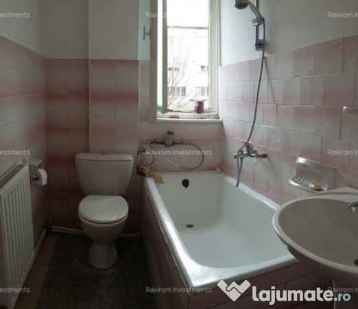 Apartament trei camere etaj 2 nemobilat 9 Mai vis - a - vis de Sportiv 