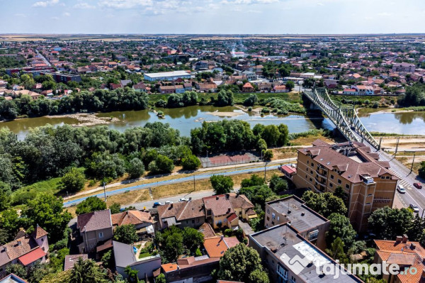 Casă pe Faleza Mureșului 