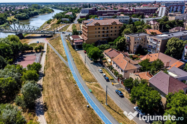 Casă pe Faleza Mureșului 