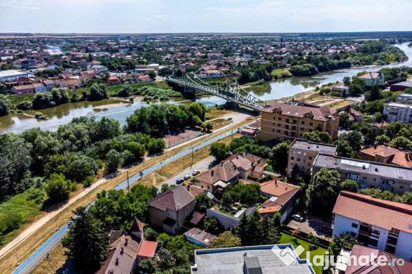 Casă pe Faleza Mureșului 