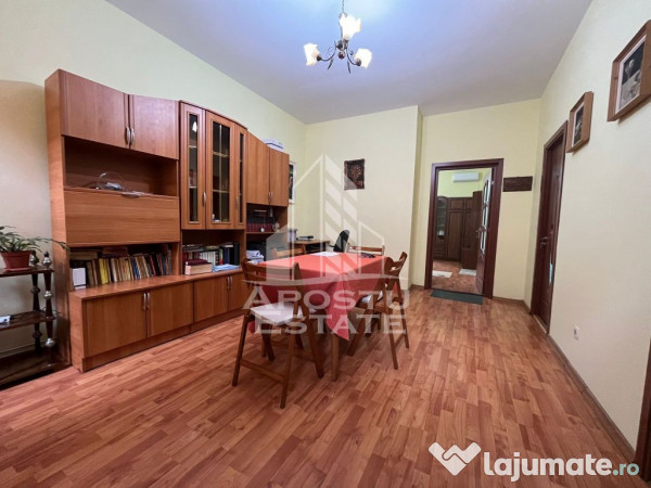 Apartament cu 3 camere, semidecomandat,situat in zona Cen...