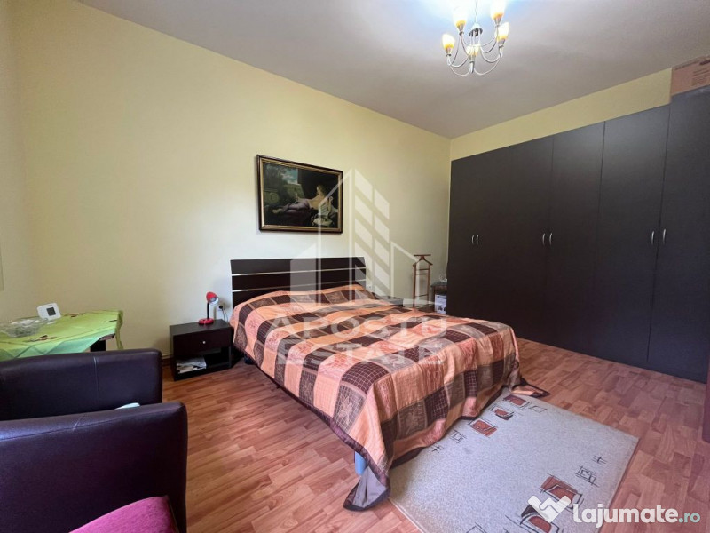 Apartament cu 3 camere, semidecomandat,situat in zona Cen...