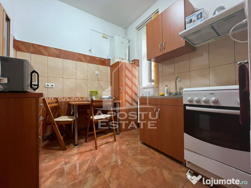 Apartament cu 3 camere, semidecomandat,situat in zona Cen...