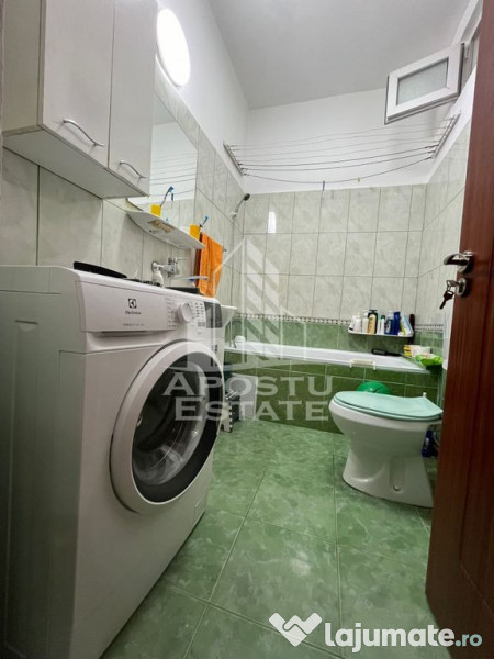 Apartament cu 3 camere, semidecomandat,situat in zona Cen...