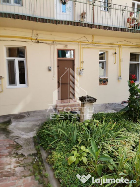 Apartament cu 3 camere, semidecomandat,situat in zona Cen...