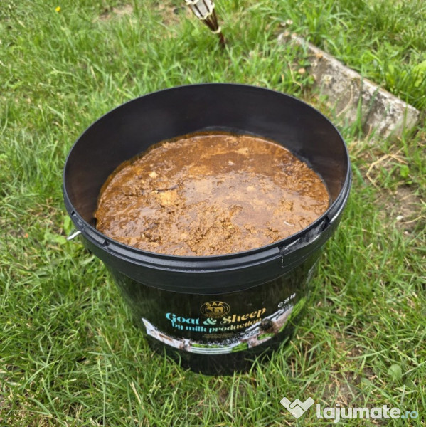 Block mineral pe bază de melasă și săruri minerale 