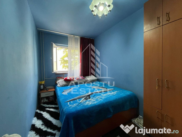 Apartament cu 3 camere, semidecomandat, etaj intermediar,... 