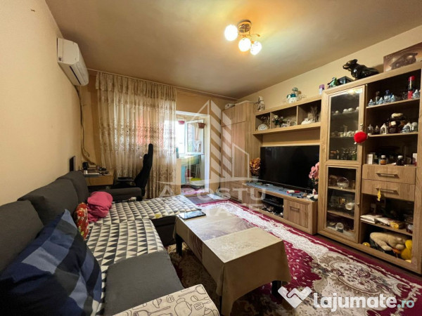 Apartament cu 3 camere, semidecomandat, etaj intermediar,... 