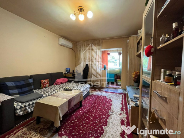 Apartament cu 3 camere, semidecomandat, etaj intermediar,... 