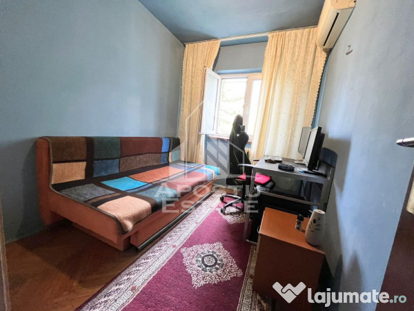 Apartament cu 3 camere, semidecomandat, etaj intermediar,... 