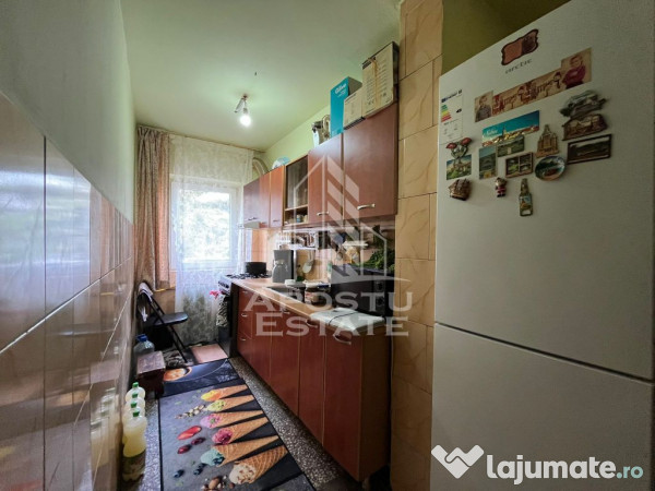 Apartament cu 3 camere, semidecomandat, etaj intermediar,... 