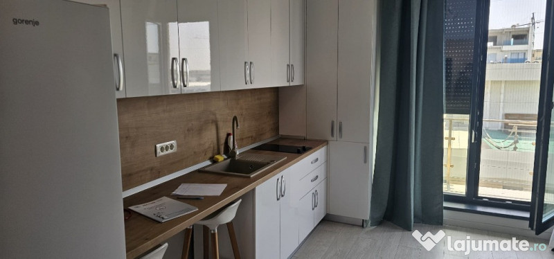 Garsoniera , prima linie la mare