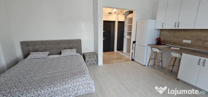 Garsoniera , prima linie la mare