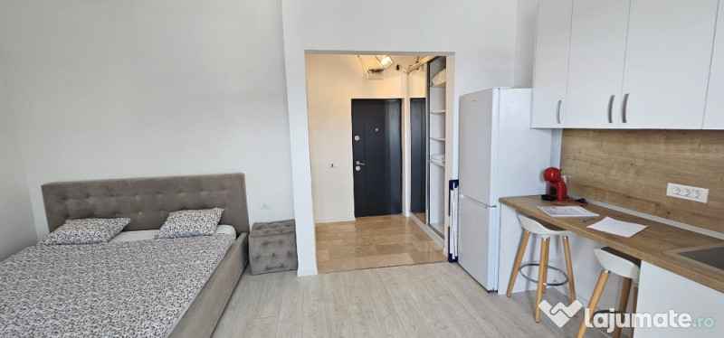 Garsoniera , prima linie la mare