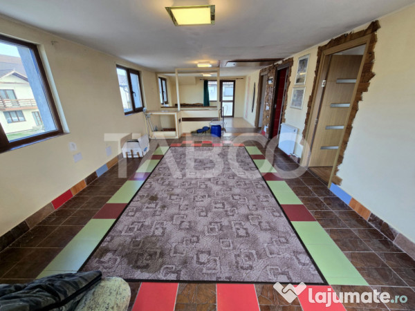 Casa de vanzare cu 6 camere 2 parcari curte libera 200 mp in 