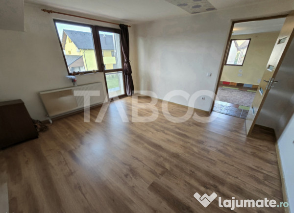 Casa de vanzare cu 6 camere 2 parcari curte libera 200 mp in 