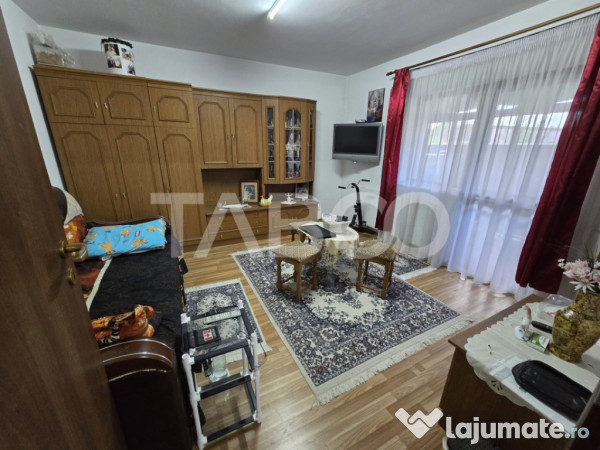 Casa de vanzare cu 6 camere 2 parcari curte libera 200 mp in 