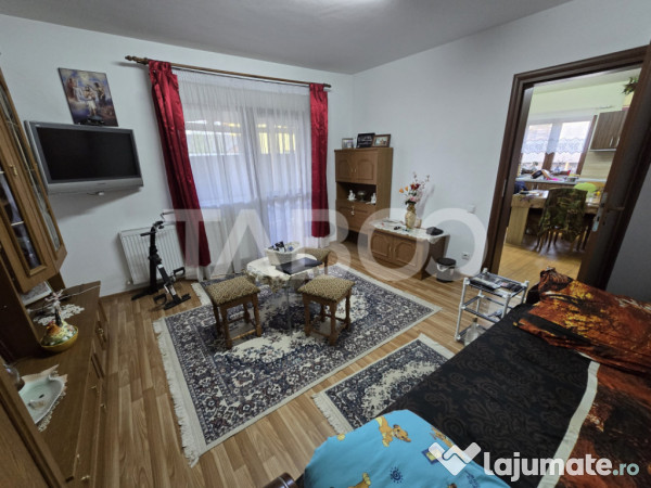 Casa de vanzare cu 6 camere 2 parcari curte libera 200 mp in 