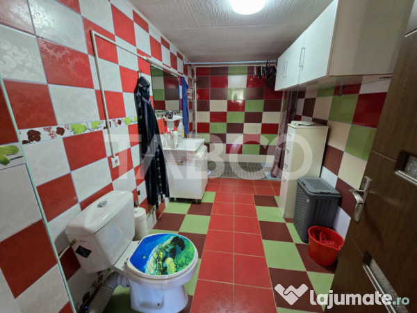 Casa de vanzare cu 6 camere 2 parcari curte libera 200 mp in 