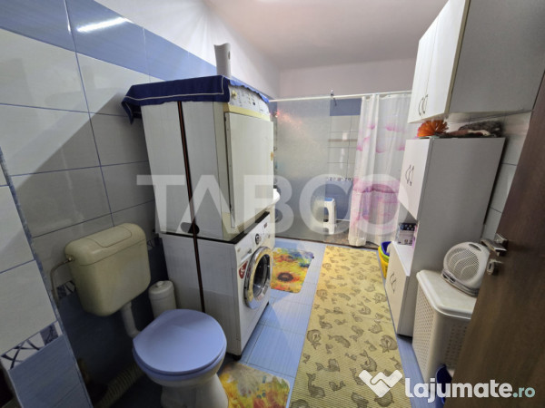 Casa de vanzare cu 6 camere 2 parcari curte libera 200 mp in 