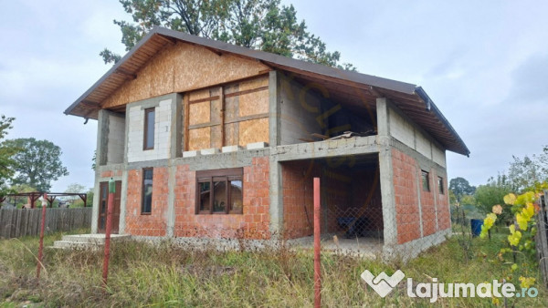 Casă Suseni-Cersani construcție solidă, teren 578 mp, zon 