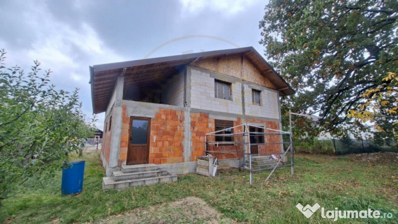 Casă Suseni-Cersani construcție solidă, teren 578 mp, zon 