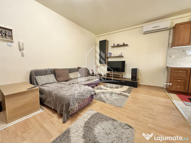 Apartament cu 3 camere, debara si terasa inchisa de 12 mp... 